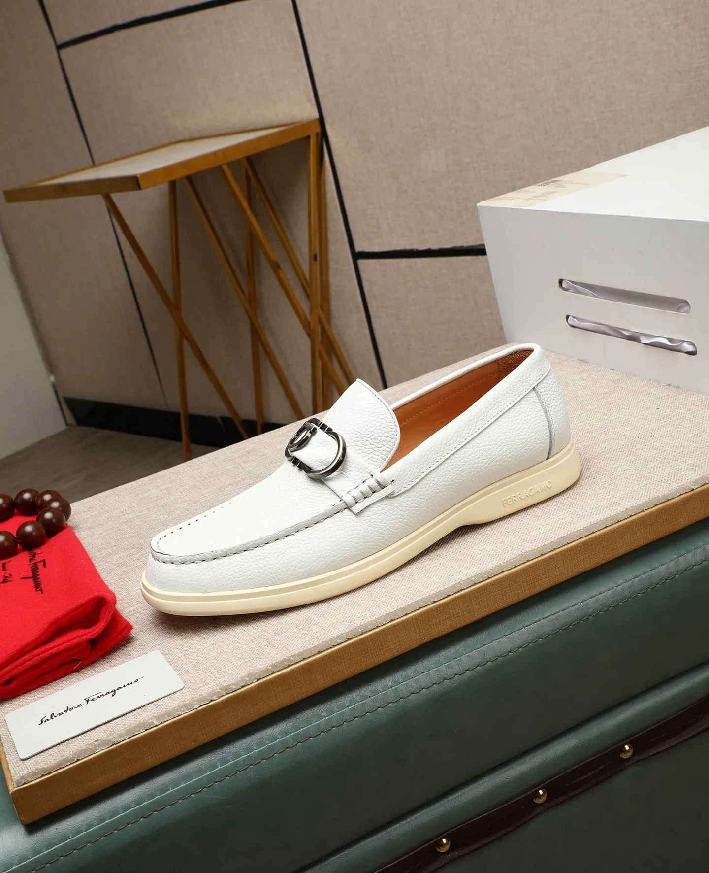 Men's shoes 💰580 📛📛(water-dyed cow lining) Salvatore Ferragamo high-end (Salvatore Ferragamo) is the top international luxury footwear brand. It comes from the fashion kingdom of Italy. It is famous all over the world for its traditional handmade design and novel styles... 🚶🏻🚶🏻New suit shoes are available simultaneously at the counter. This style is purely handmade. The fabric is imported Italian calfskin➕Soft water-dyed cowhide lining. Original authentic outsole🌀🌀Size: 38➖44 (45 46 customized)